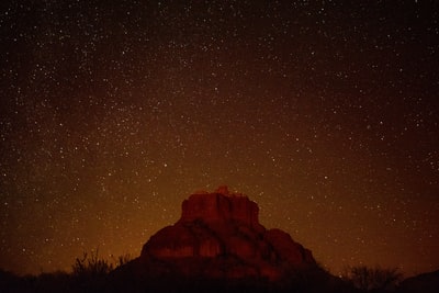 timelapse摄影中夜间星空下的棕色山